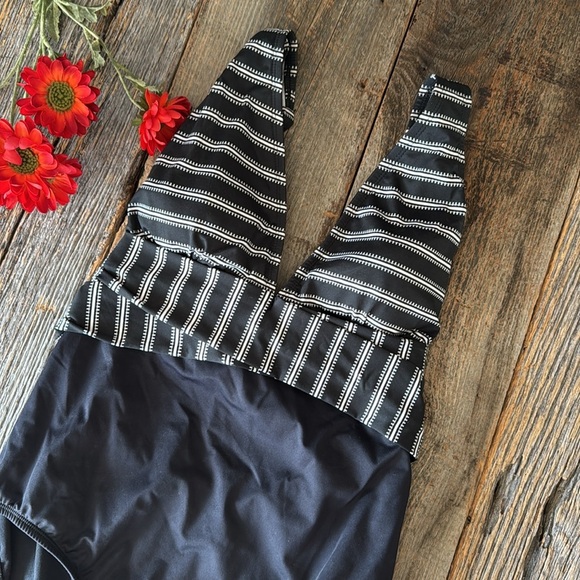 Clean Water Striped Black and White V-Neck One-Piece Swimsuit Size Large - Picture 3 of 10